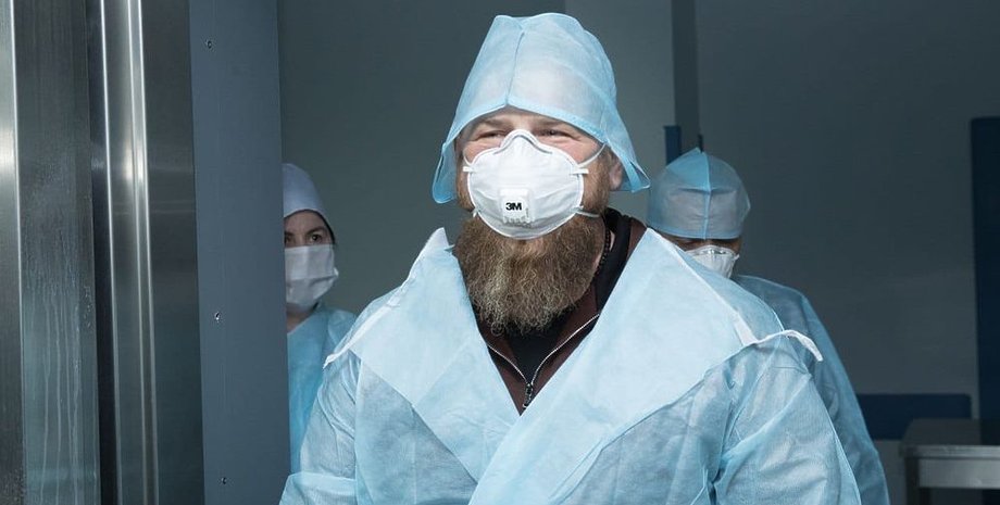 Рамзан Кадыров в белом халате и маске