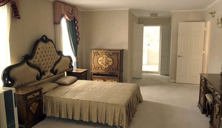 Эксперт рассказал о преимуществах и недостатках спален с собственной ванной