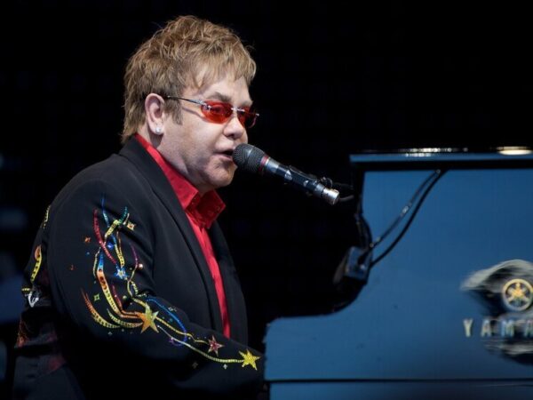 Элтон Джон почти ослеп, но петь не перестал
