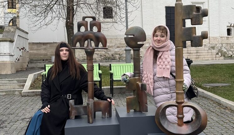 Гигантские ключи-загадки установили у Старого Английского двора в Москве