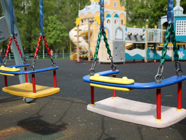 Названо время, которое родители проводят на детских площадках в Москве