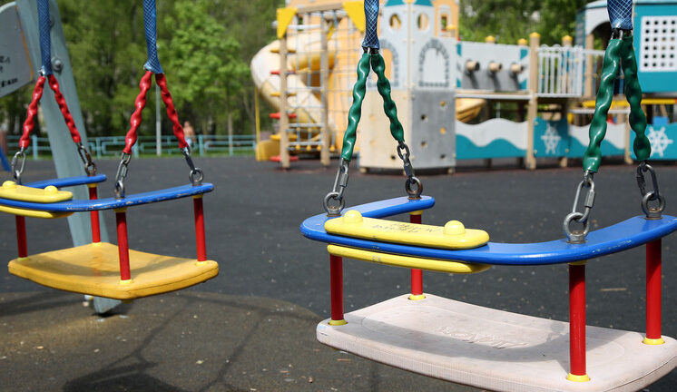 Названо время, которое родители проводят на детских площадках в Москве