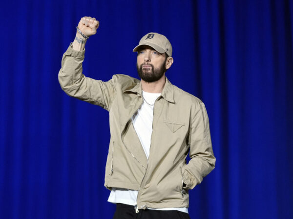 «Ранимый гаденыш» Эминем подал в суд на австралийские зонтики