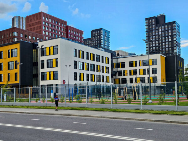 Женщины готовы доплатить миллион рублей за жилье со школой во дворе