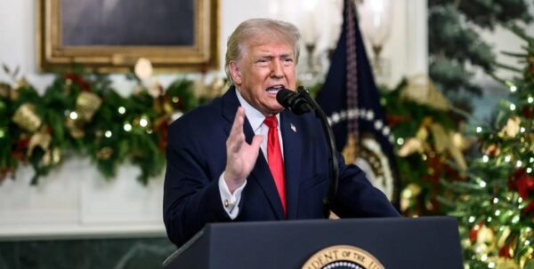 18 часов трансляции и пост для «подонков»: Трамп поздравил мир и США с Рождеством»>