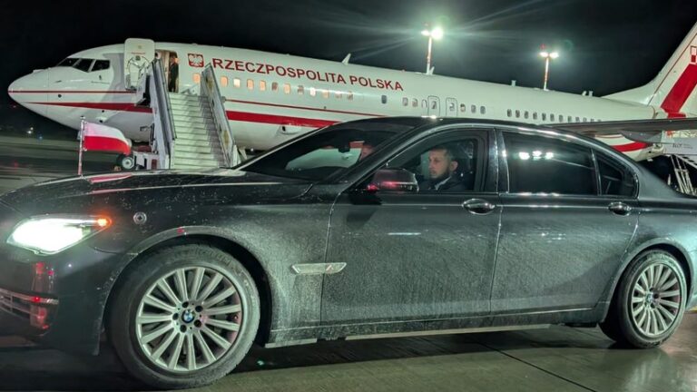 Грязный BMW для Навроцкого: в Польше разгорелся скандал после визита президента в Латвию»>