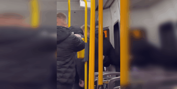Конфликт в польском трамвае: местные мужчины напали на украинцев из-за языка (видео)»>