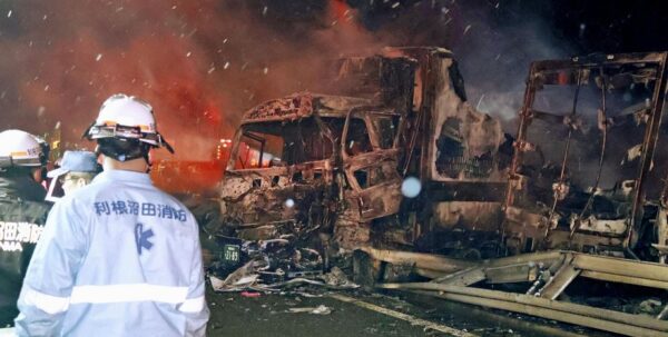 Масштабная ДТП в Японии: из-за гололеда на автобане столкнулись и загорелись 67 авто»>