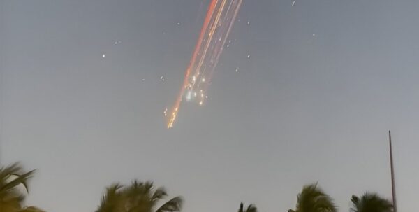 Сразу три пассажирских самолета едва не разбились из-за ракеты Илона Маска»>