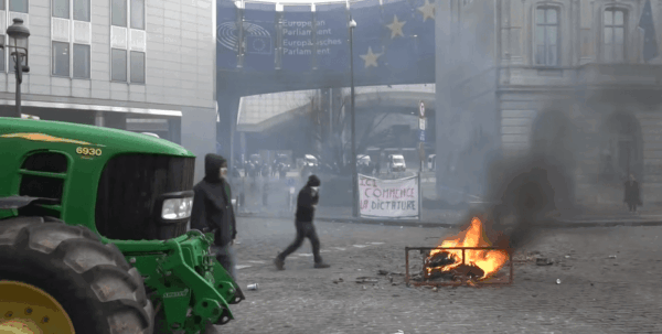 В Брюсселе фермеры устроили протесты с привлечением почти 1000 тракторов: что происходит и почему (фото)»>