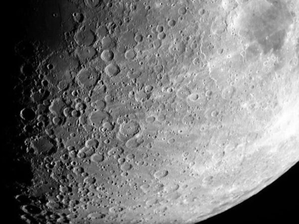 Время и причины ранней бомбардировки Луны метеоритами выяснили российские ученые