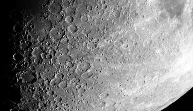 Время и причины ранней бомбардировки Луны метеоритами выяснили российские ученые