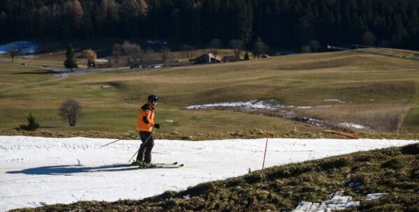 Горнолыжные курорты в Европе превращаются в «призраки»: снег там так и не выпал (видео)»>