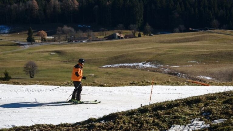 Горнолыжные курорты в Европе превращаются в «призраки»: снег там так и не выпал (видео)»>