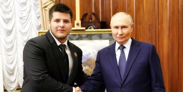 В РФ скрывают состояние здоровья Адама Кадырова после ДТП: СМИ публикуют уже второе старое видео»>